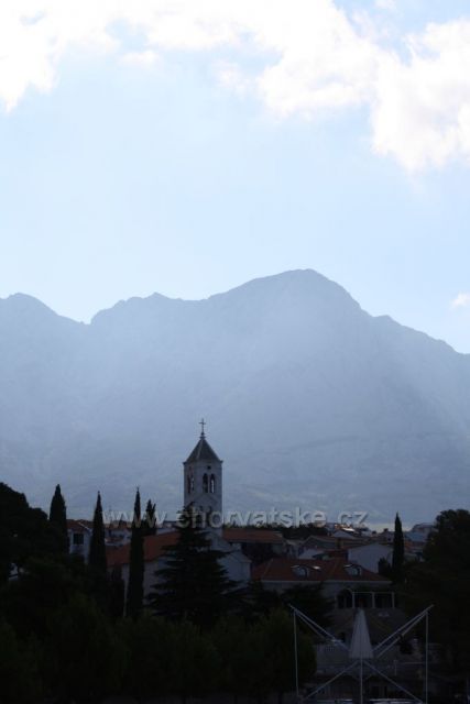 Baška Voda ve stínu Biokova.
