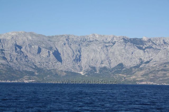 Baška Voda a Promajna s pohořím Biokova od moře.