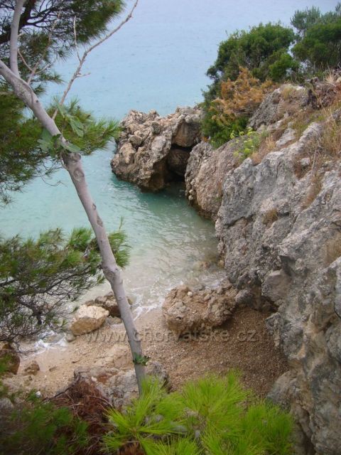 Skály vstupující do moře.