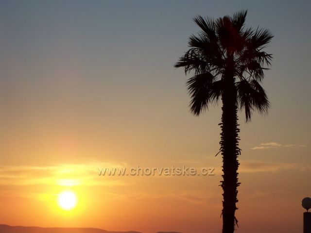 Tučepi-večerní západ slunce za hory