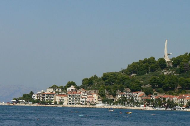 Podgora,v pozadí pomník Galebova Krila