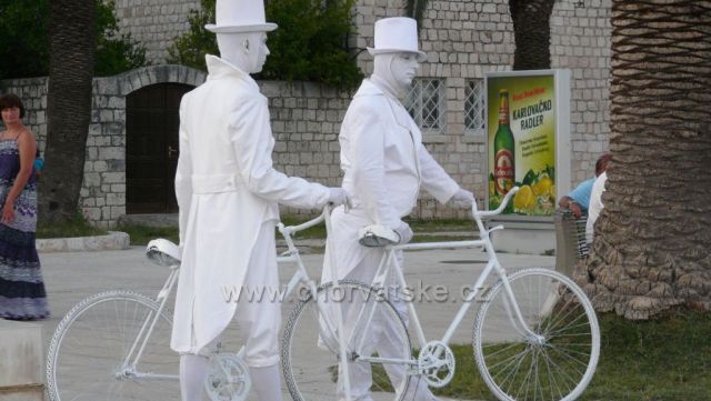 Lidské sochy v Trogiru