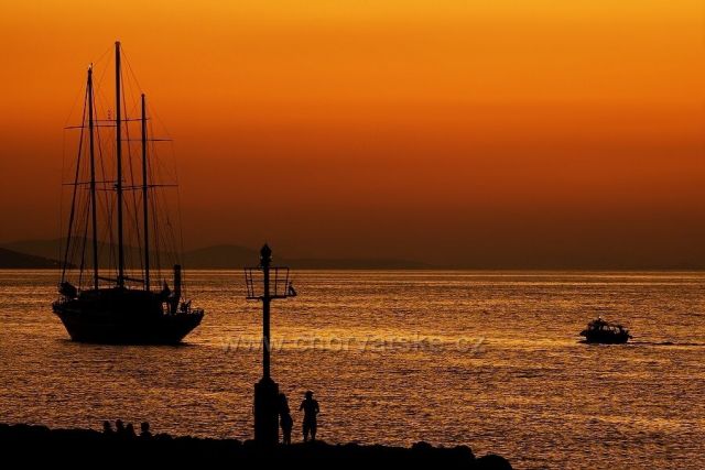 Baška voda podvečer u mola