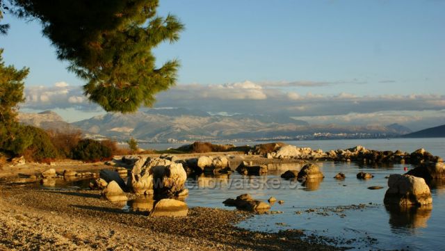 Plaz Petrova Njiva, pohlad na Kastela