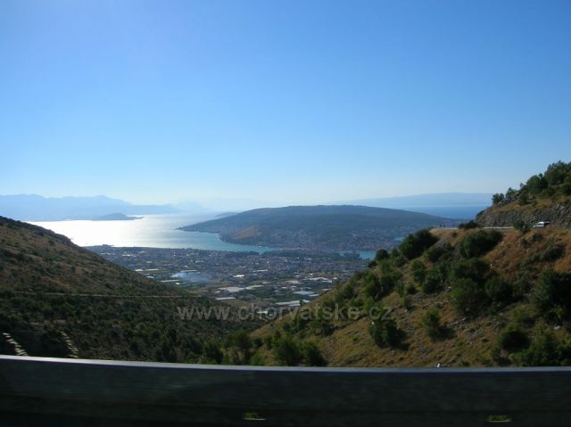 Trogir a za ním ostrov Čiovo