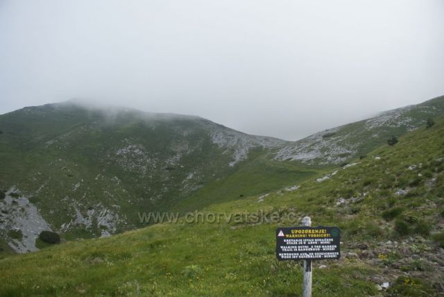 Pohoří Velebit - cedule s varováním před minami.