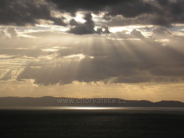 hra světla a stínů nad Bračem