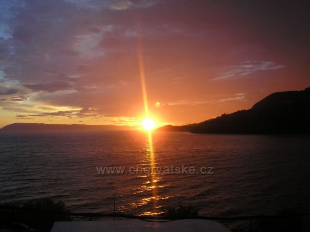 slunce, překrásný manekýn se prkenně uklání k západu