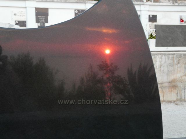 odraz v náhrobním kameni