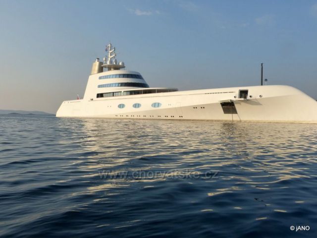 Ponorka? Nie.
Jachta ruského miliardára.