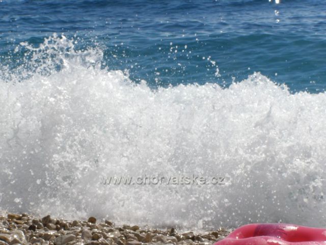 Pláž Tučepi - trochu vlnky.