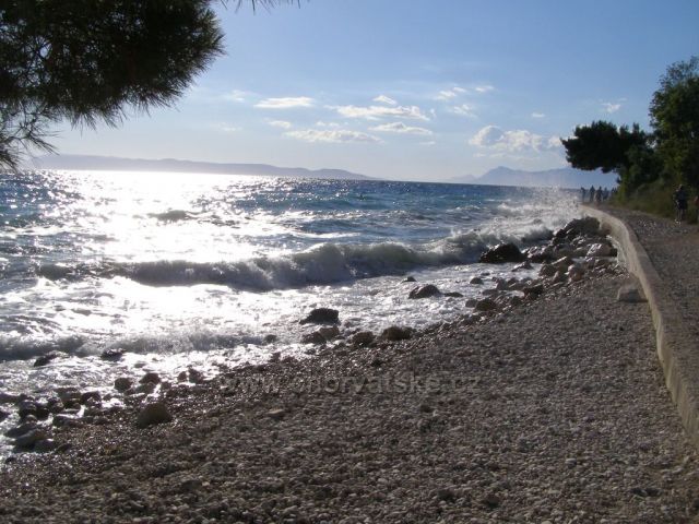 Pláž Tučepi - trochu vlnky.