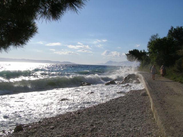 Pláž Tučepi - trochu vlnky.