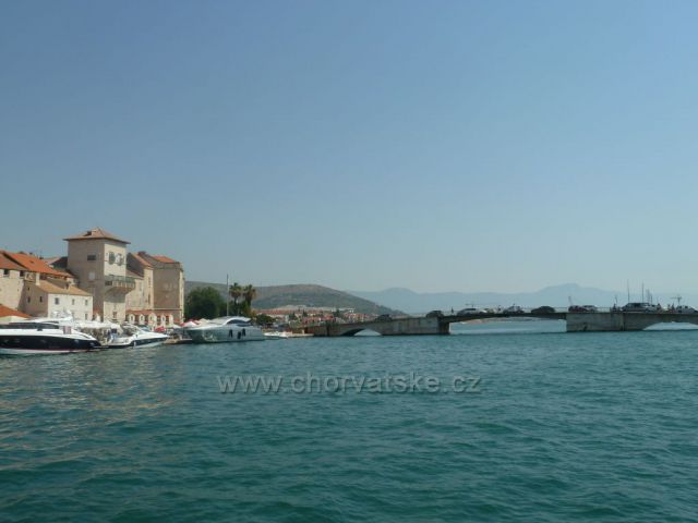 Trogir
Nábřeží Bana Berislaviča
a starý most na ostrov Čiovo