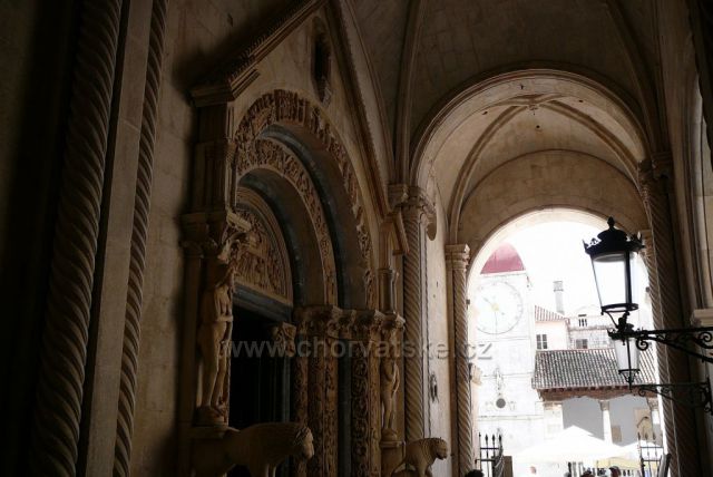 Trogir
katedrála Sv.Vavřince 
a průchod na Národní náměstí