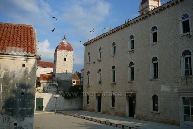 Trogir
věž s hodinami a budova radnice