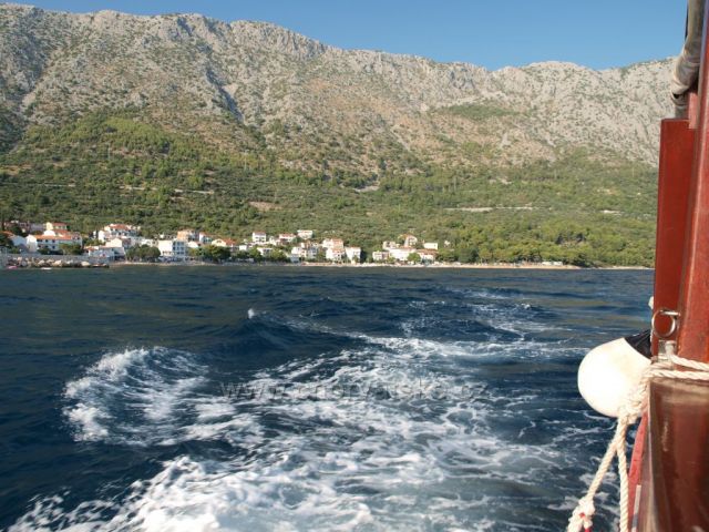 Pohled z výletní lodě na Makarskou